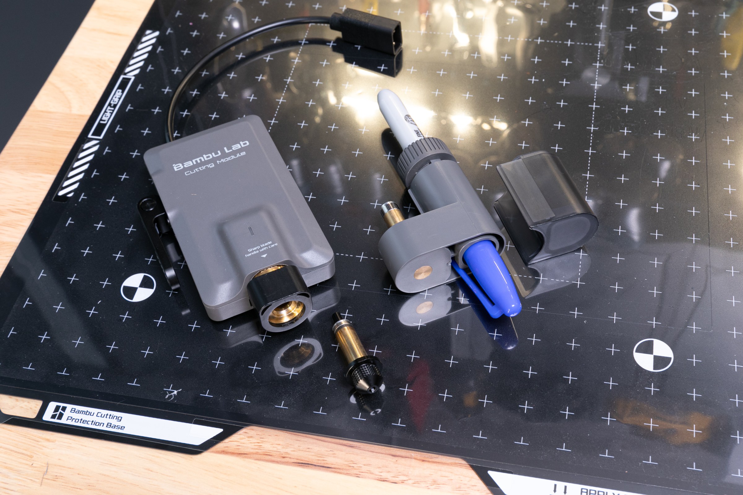 Bambu’s “cutting module” has its own magnetic modules: a blade, and a cylindrical pen attachment that can fit various diameters.