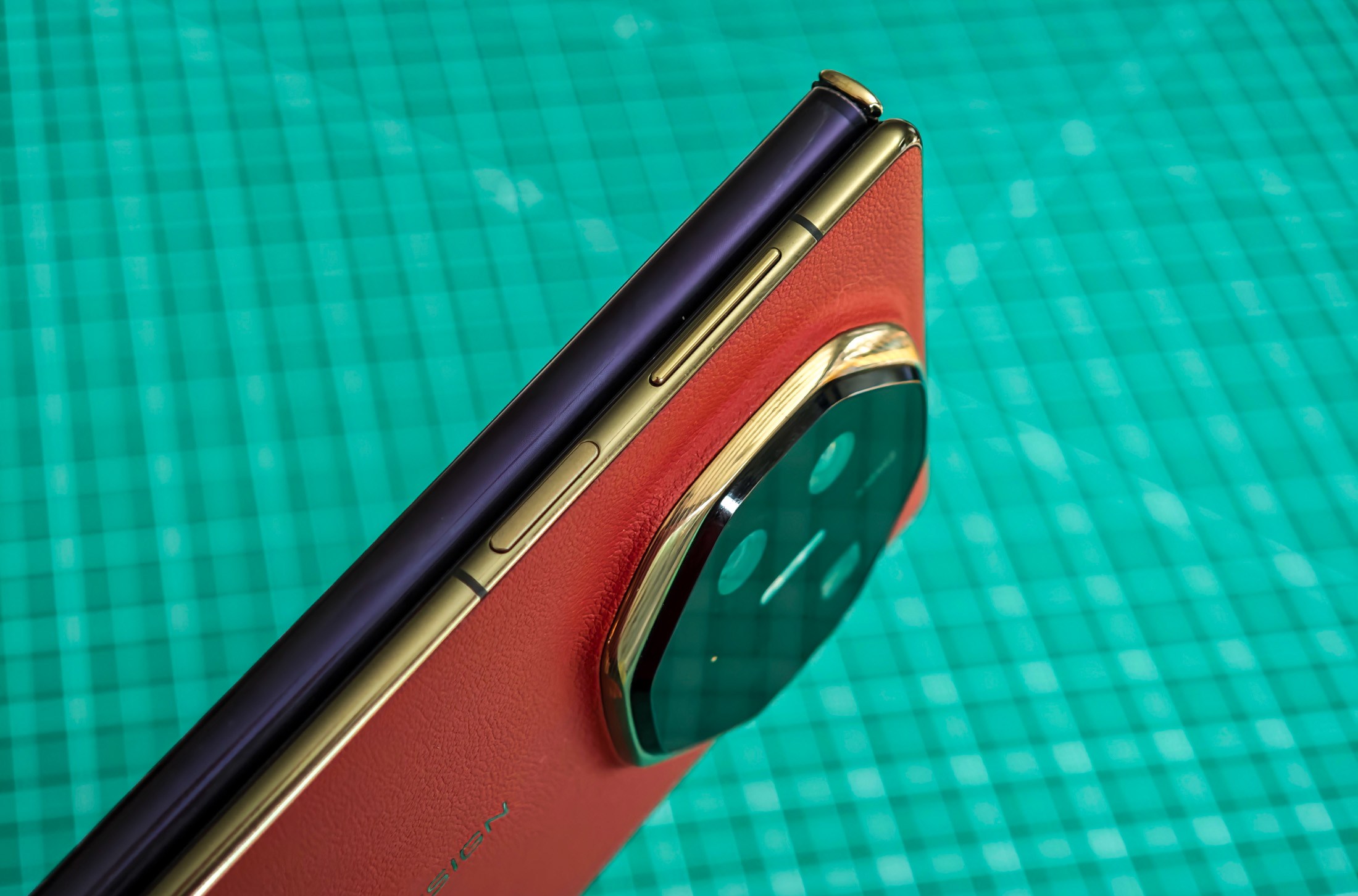 Huawei Mate XT hinge