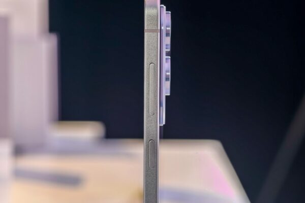 Samsung’s S25 Edge is a thin phone with two big tradeoffs