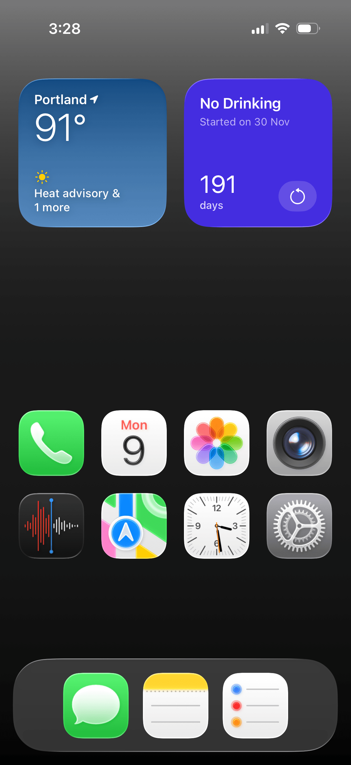 A screenshot of Jay Peters’ iOS 26 home screen.