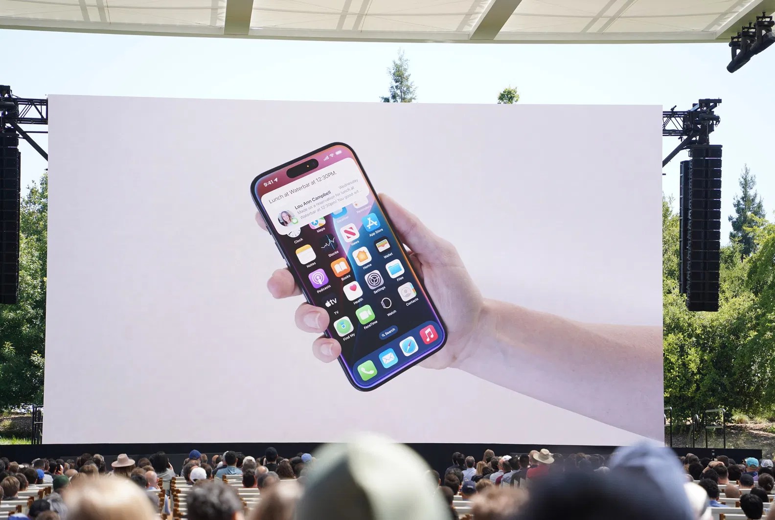 Demo from WWDC 2024 showing Siri capabilities.
