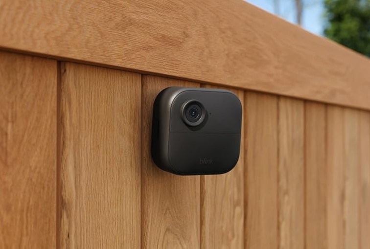 Blink outdoor 4 mounted on wooden fence