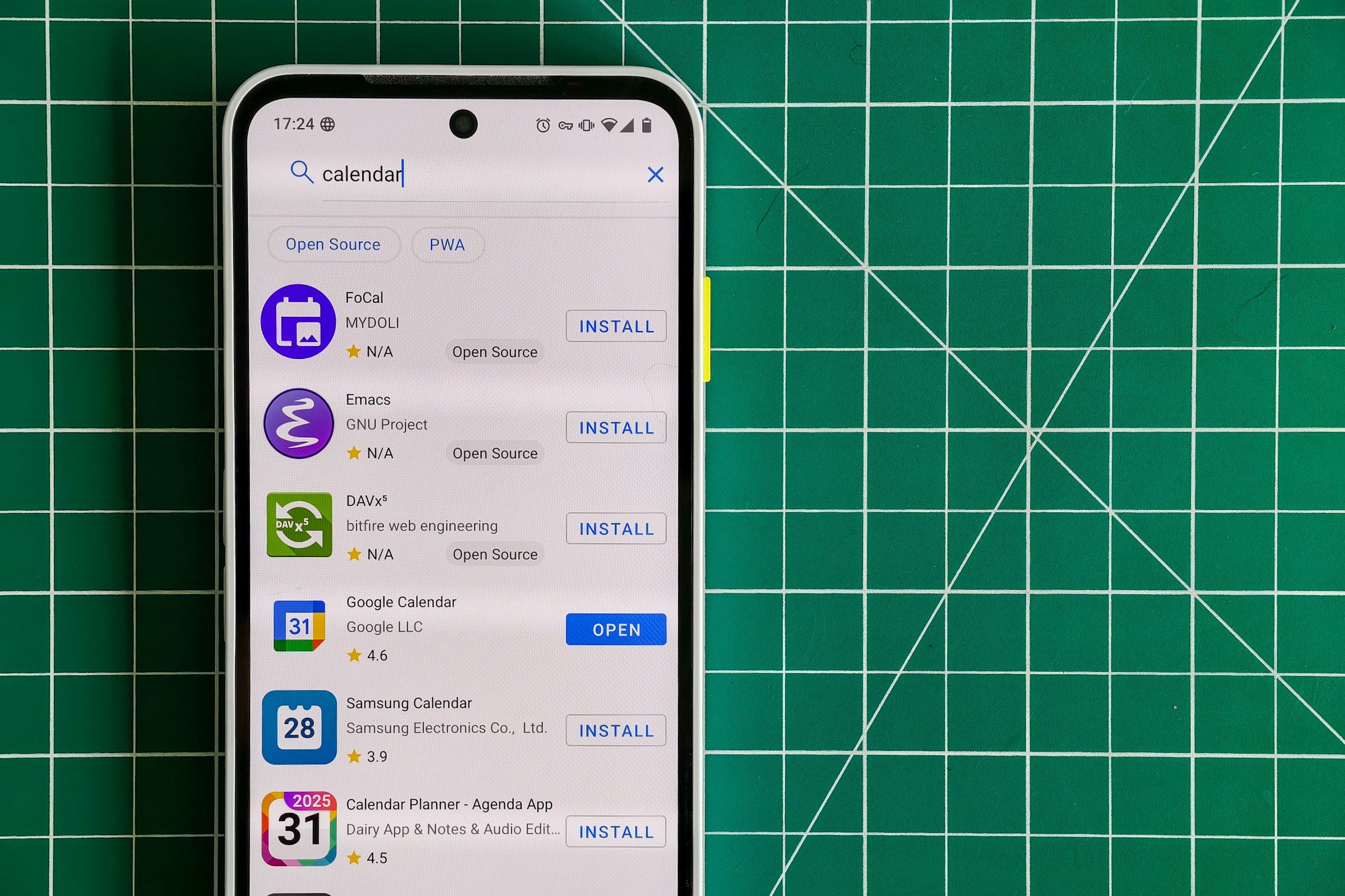 Photo of the Fairphone 6 lying on a green cutting mat showing the /e/OS app store