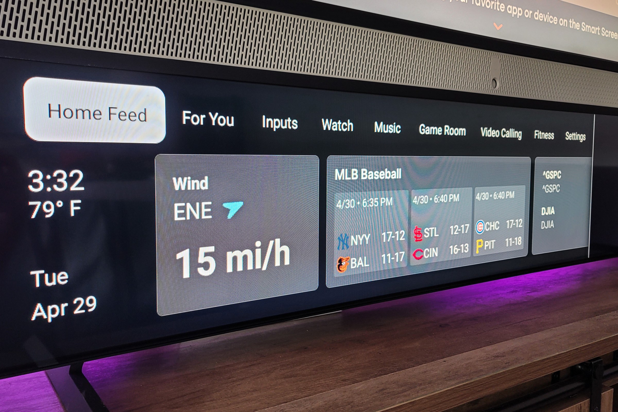 The bottom display shows you everything from sports scores, the current weather, and stock prices.